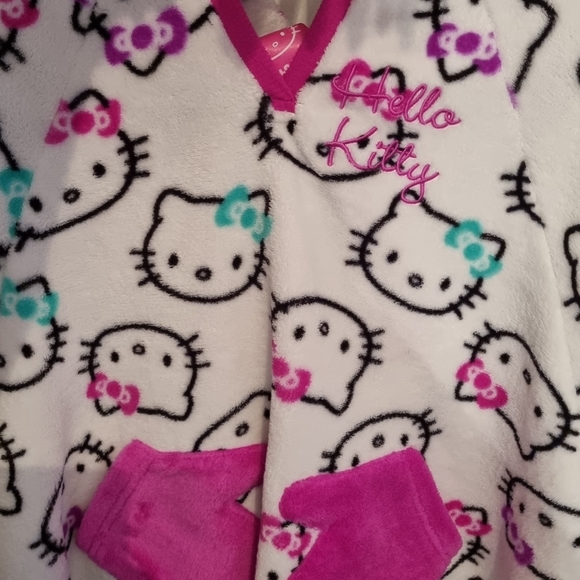 Girls Sanrio Hello Kitty Poncho - Picture 3 of 8